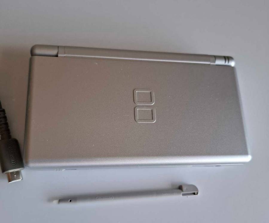 Nintendo Ds Lite Silver +Original stylus, charger