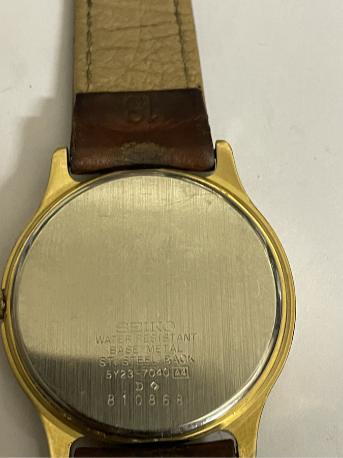 Vintage Seiko Quartz - Serial 5Y23 - 7040 A4 - Working - With day / date setting