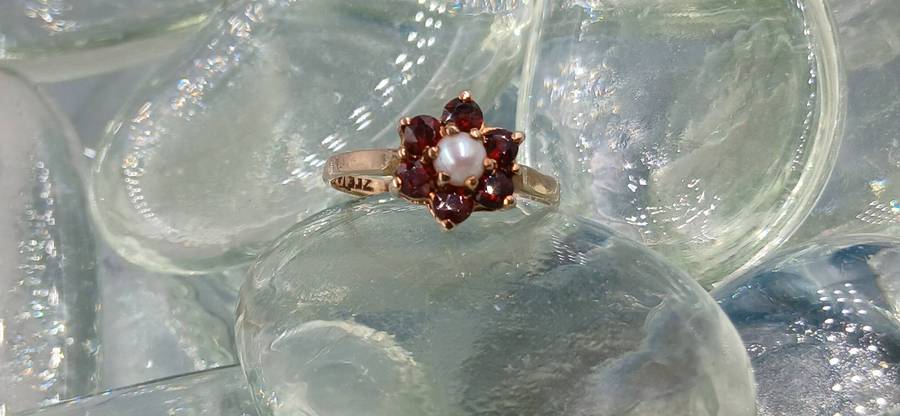 9ct Garnet and Pearl Ring