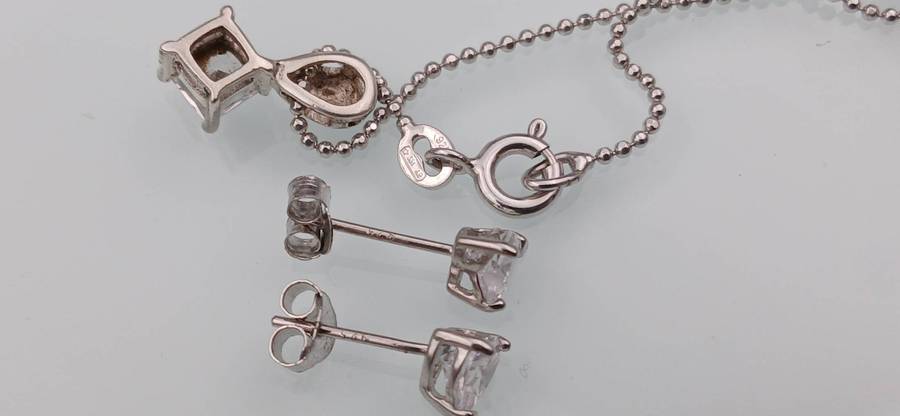 Beautiful Sterling Silver Set / necklace & stud earrings/