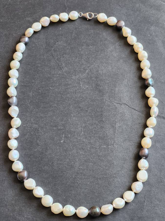 Vintage Multicolour Pearl Necklace- as per photograph