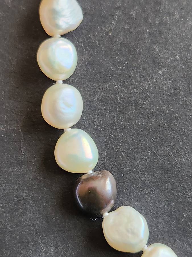 Vintage Multicolour Pearl Necklace- as per photograph