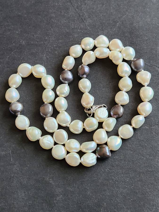Vintage Multicolour Pearl Necklace- as per photograph