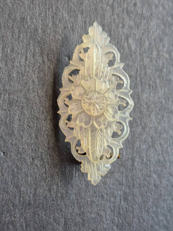 Vintage Mother of Pearl Brooch (pin broken)