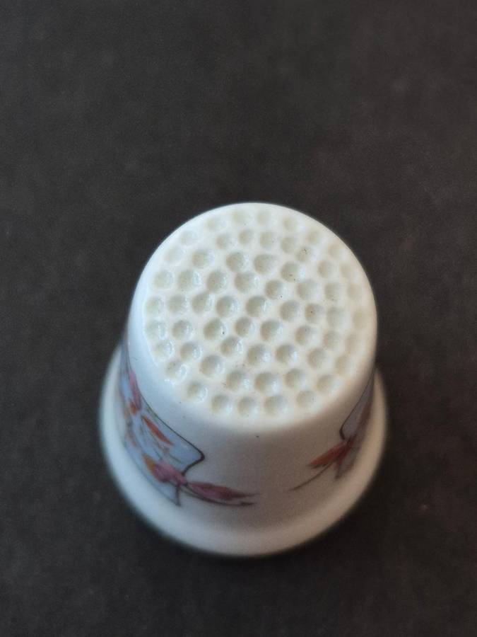 Royal Doulton "Winter" Jill Barklem 1982 Thimble Bramley Hedge