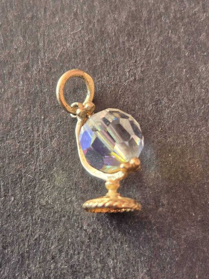 9ct Globe Charm with Crystal - total weight 1.3g