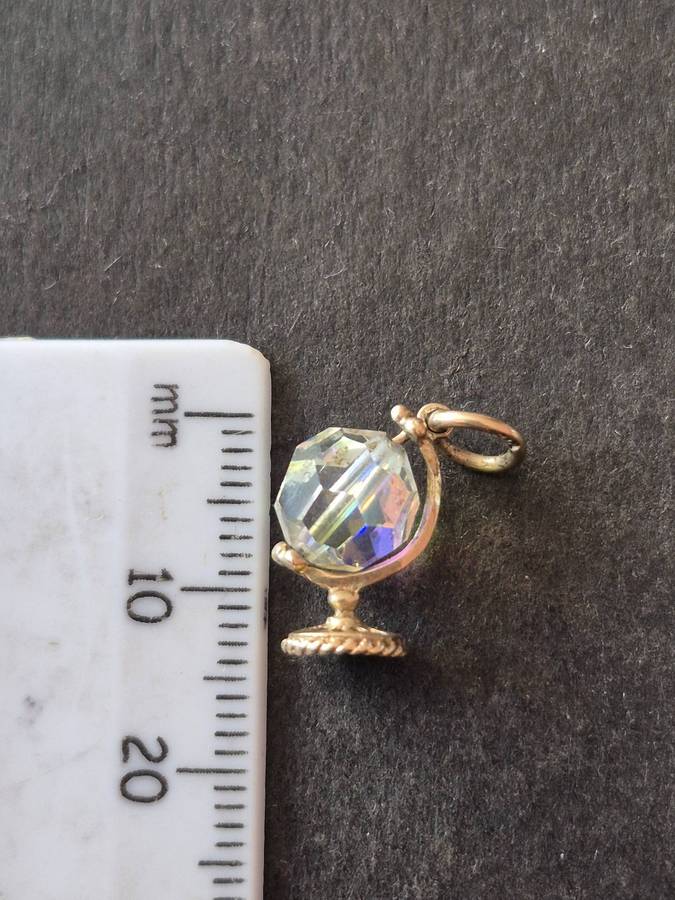 9ct Globe Charm with Crystal - total weight 1.3g