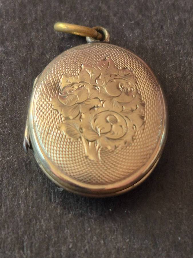 Antique Victorian Gold Plated Locket total weight 4.6g