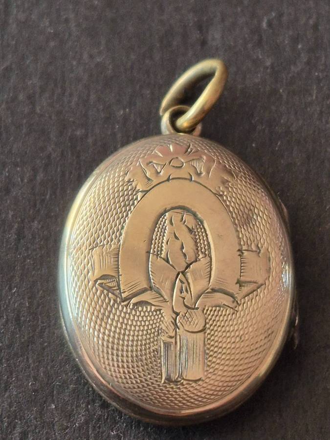 Antique Victorian Gold Plated Locket total weight 4.6g