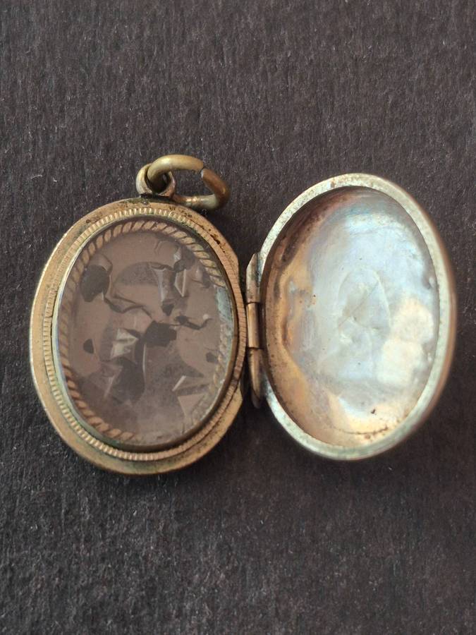 Antique Victorian Gold Plated Locket total weight 4.6g