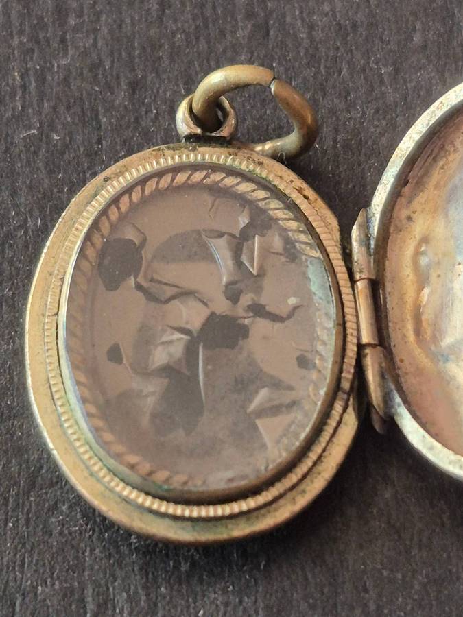 Antique Victorian Gold Plated Locket total weight 4.6g