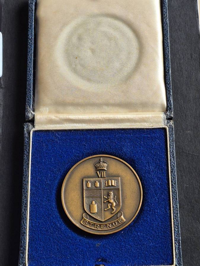 SA Mint Bronze Medallion King Edward VII School SUA Praemia Laudi 45mm x 45mm