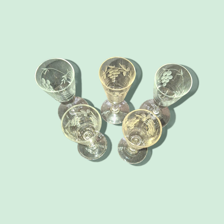 Set of 5 liqueur glasses with etched grapes motif