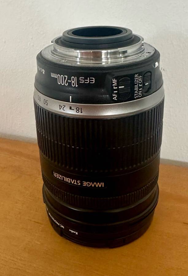 Canon EF-S 18-200mm f/3.5-5.6 IS Lens