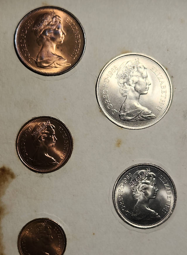 1971 BRITAIN'S FIRST DECIMAL COINS in Folder - Brilliant UNC/PL