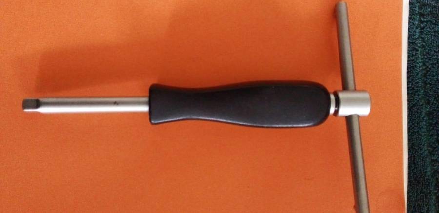 SOCKET T BAR PLUS HANDLE as per image.