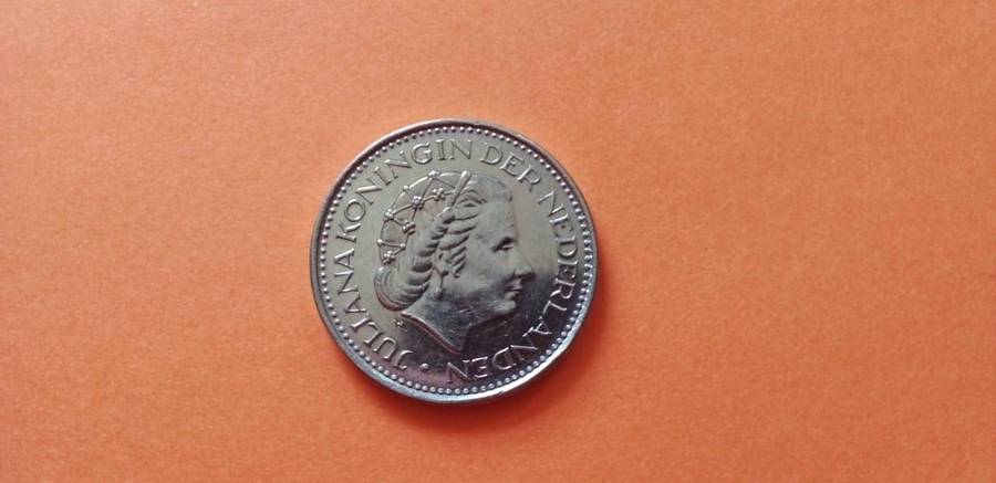 NETHERLANDS 1979 1 GULDEN COIN. GREAT CONDITION