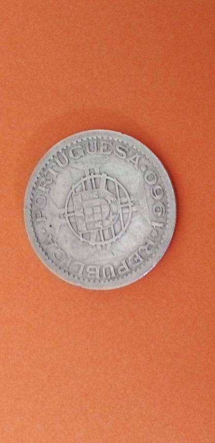 MOZAMBIQUE SILVER 1960 5 ESC COIN