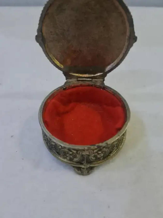 GOLD RIM VINTAGE SADLER LIDDED TRINKET BOX