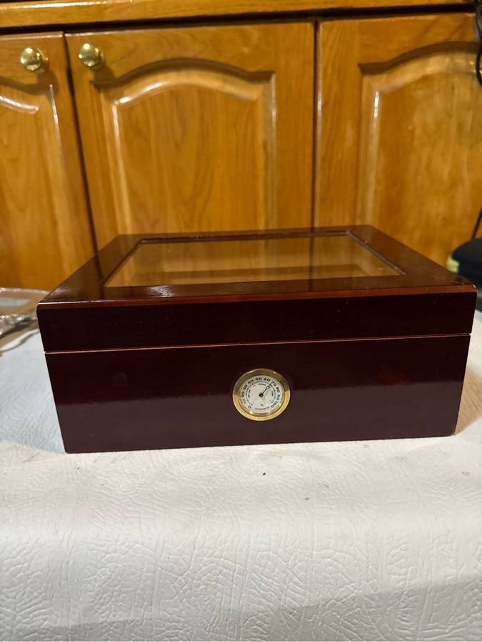 Cigar plus cigar box