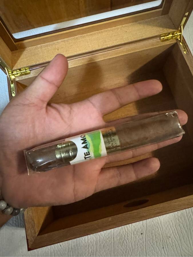 Cigar plus cigar box