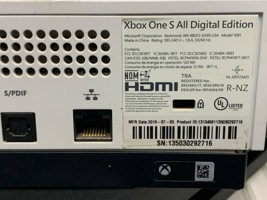 Xbox One S All-Digital Edition (WHITE) 1TB + 1 Controller (WHITE)