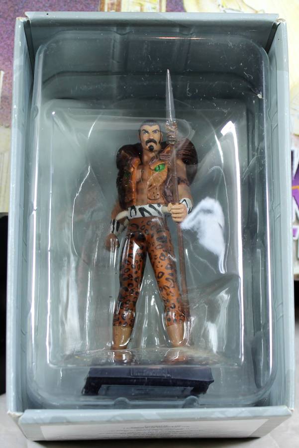 Marvel comics - lead, hand painted figurine with book - Kraven the Hunter #23