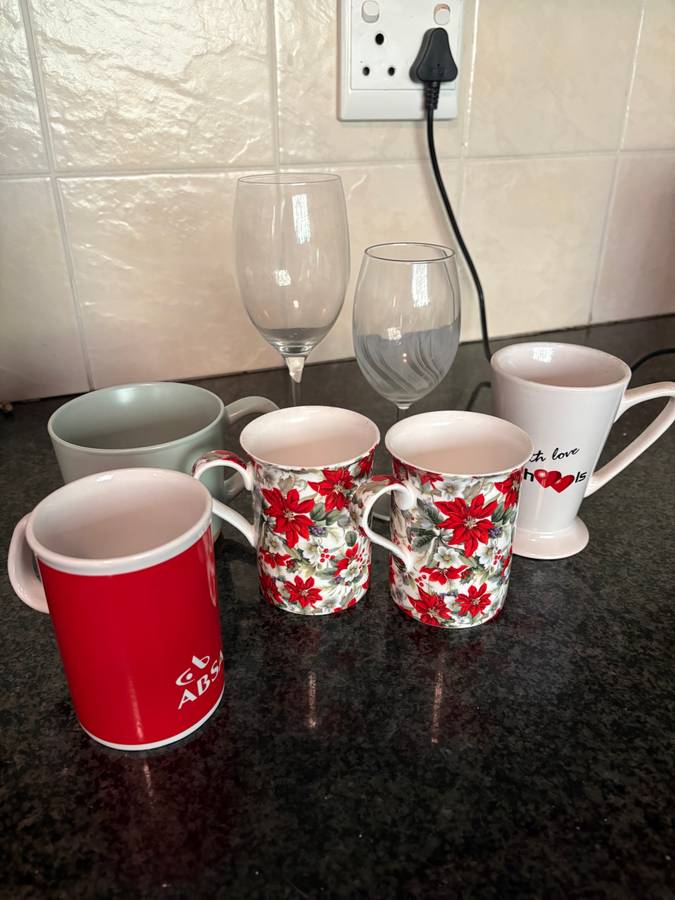 5 x assorted coffee cups plus two wine glasses - as new condition!