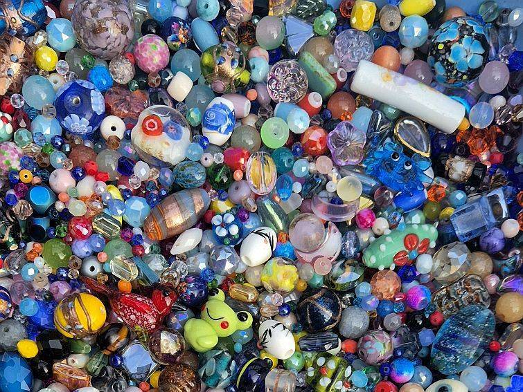 4.7Kg  Mixed / Assorted Glass Beads +/- 10500pcs