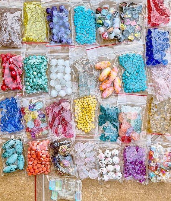 230 Packets Assorted Glass Beads / +/-3.3kg