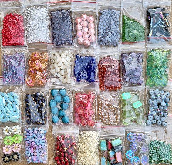 230 Packets Assorted Glass Beads / +/-3.3kg