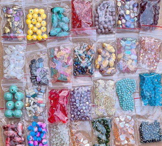 230 Packets Assorted Glass Beads / +/-3.3kg