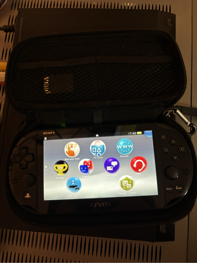 PS Vita 2000
