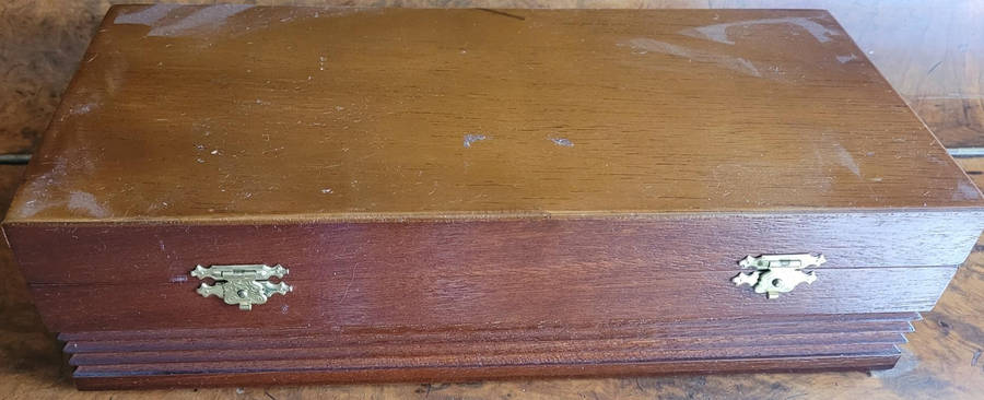 COLLECTABLE, DISPLAY BOXED, ELBOW PEACH SCHNAPPS AND 4 ENGRAVED GLASSES FOR YOUR PUB