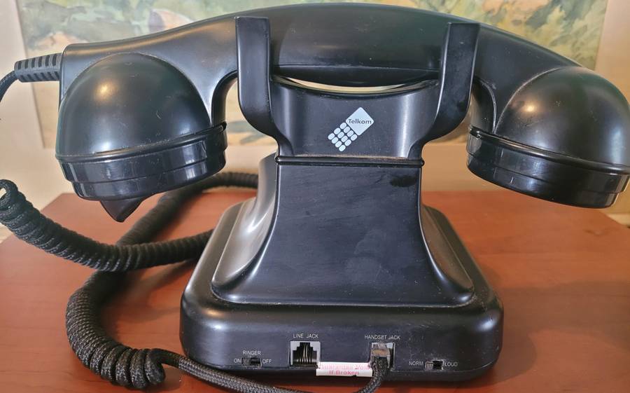 VINTAGE TELKOM BAKELITE TELEPHONE-IN EXCELLENT CONDITION