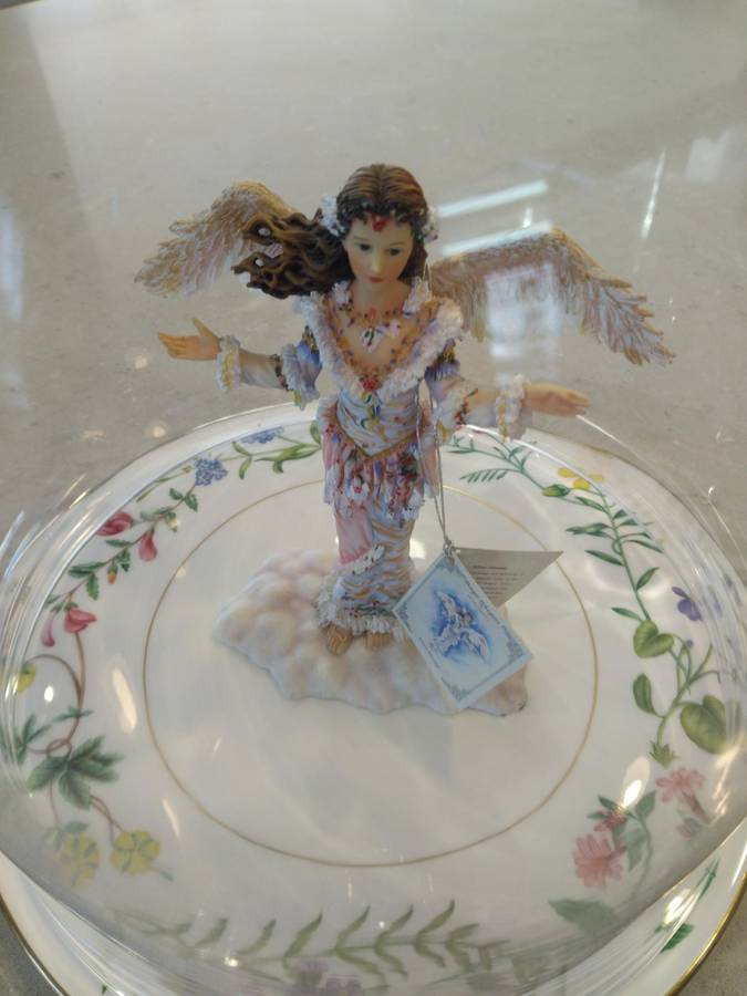 Rare Ltd Ed Figurine - Winter Blessings Angel Whispers by Christine Haworth - Leonardo Collection.