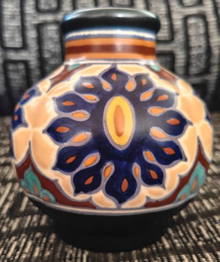 Small GOUDA vase in fine condition! 12cm high.