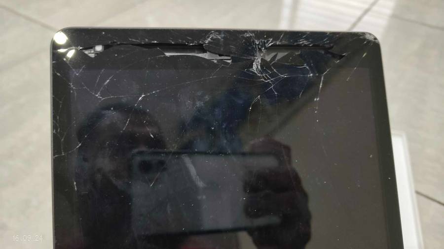 iPad 10.5" (9th Gen) 64GB space grey {Crack touch}(Pre owned)