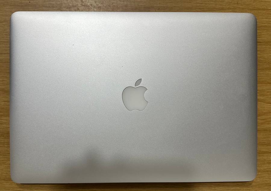 macbook pro 15" 2015  core i7 year model (Pre owned)