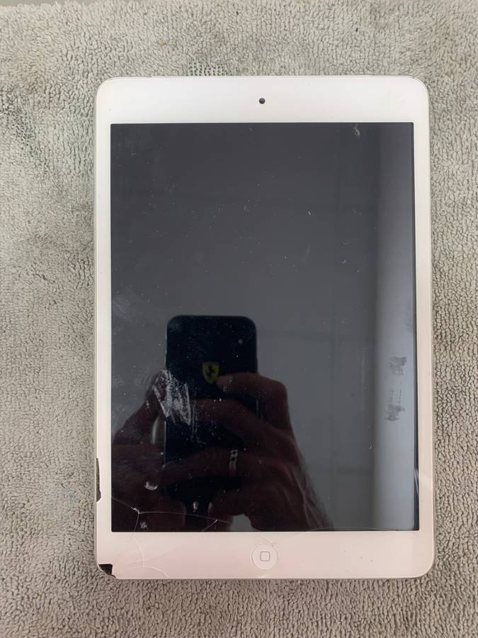 ipad mini 2 16GB wifi Cellular (Broken Touch) (Pre owned)