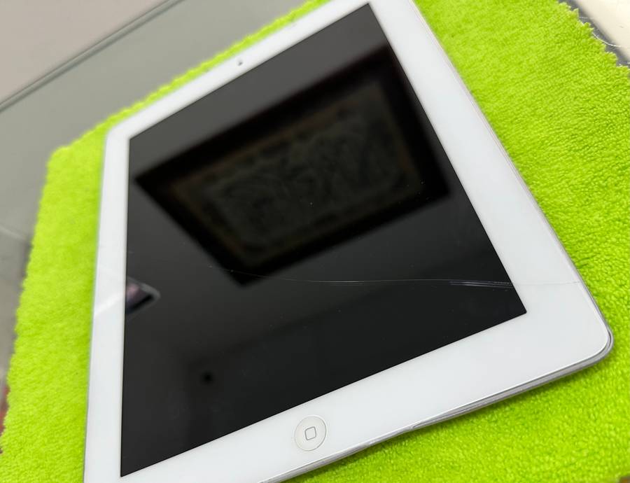 iPad 2 16GB  CELL + WIFI  (Cracked) (PRE OWNED)