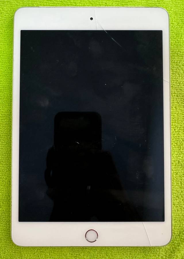 ipad mini 4 128GB wifi + Cellular (top glass Cracked) (Pre Owned)