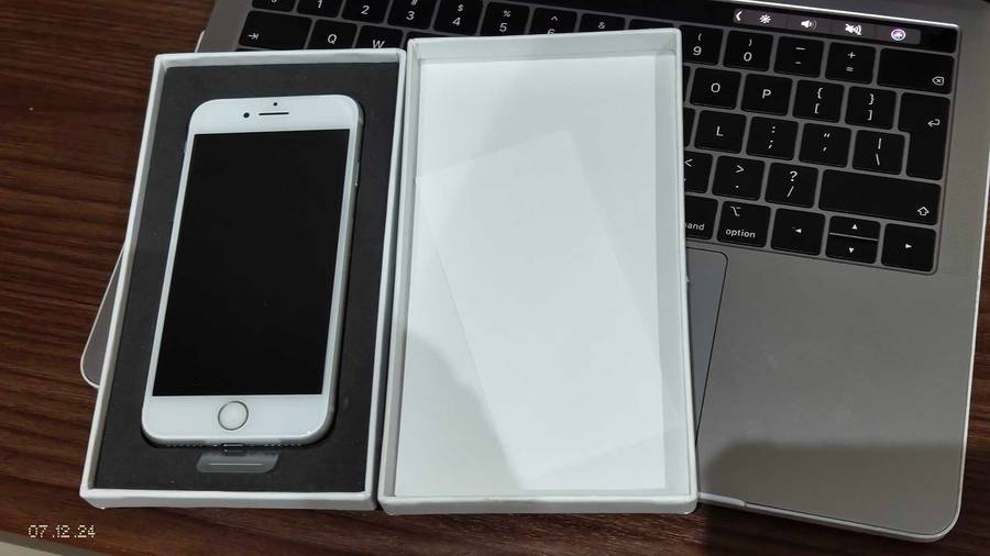 Apple iPhone 8 64GB white color (Refurbished)