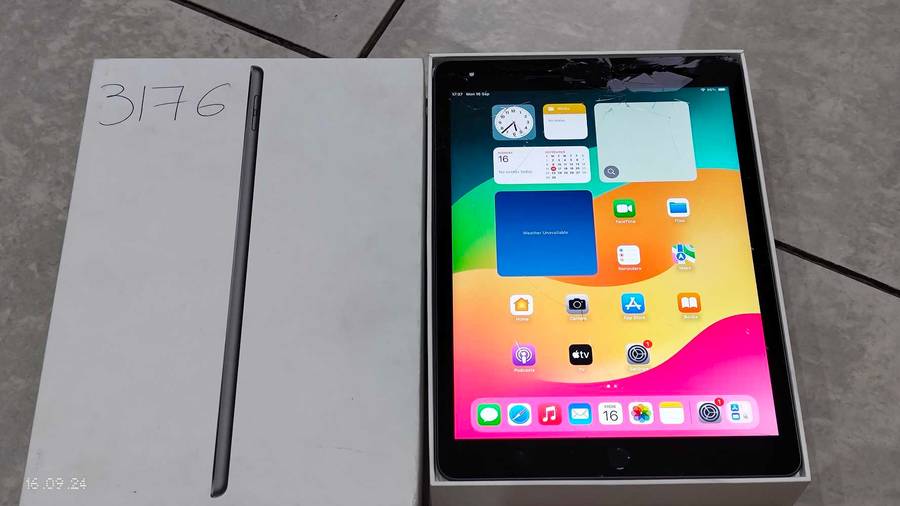 iPad 10.5" (9th Gen) 64GB space grey {Crack touch}(Pre owned)