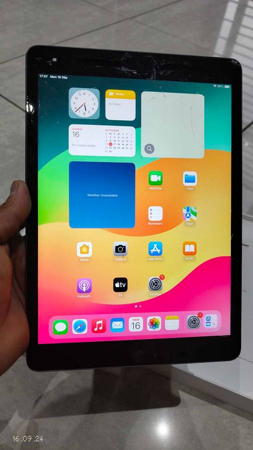 iPad 10.5" (9th Gen) 64GB space grey {Crack touch}(Pre owned)