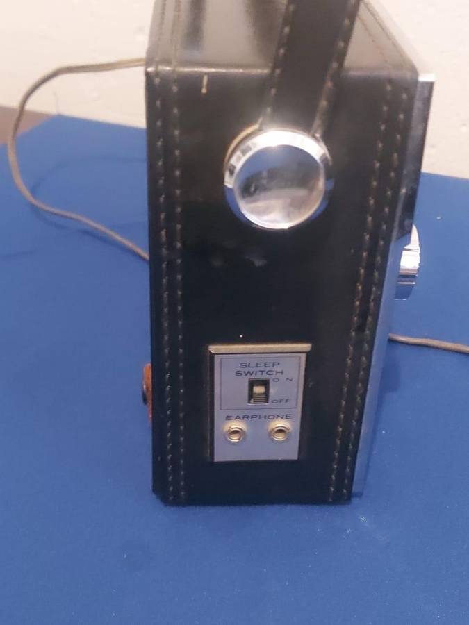 Vintage Crown 16 transistor Solid State, Vintage  Radio  In working condition.