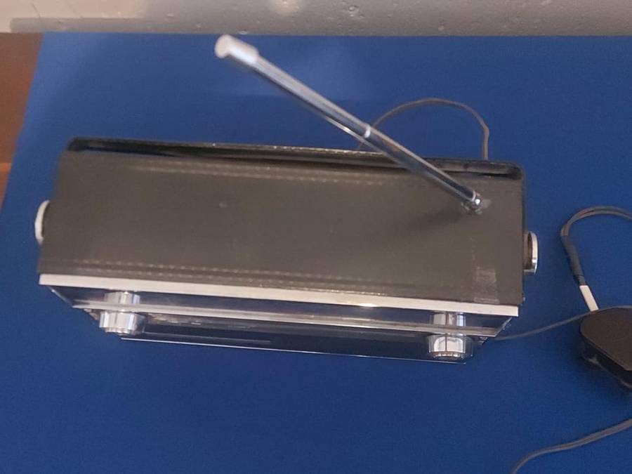 Vintage Crown 16 transistor Solid State, Vintage  Radio  In working condition.