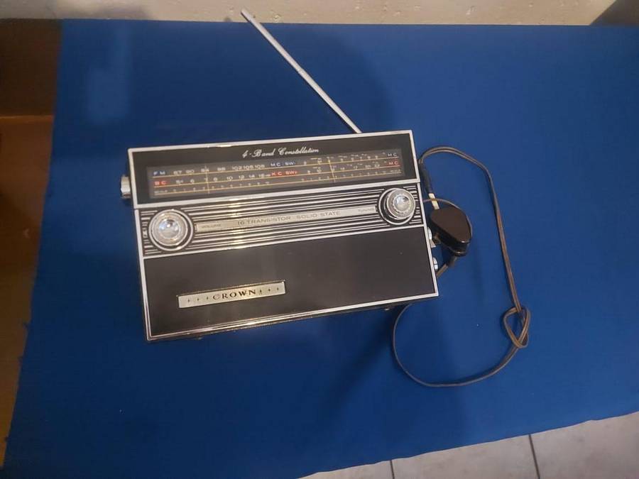Vintage Crown 16 transistor Solid State, Vintage  Radio  In working condition.