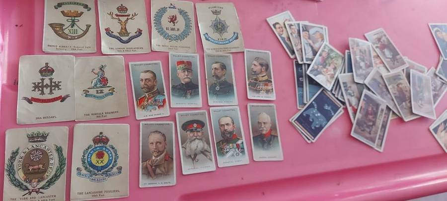 OVER 1000 CIGARETTE CARDS AND ALBUMS AND TWO CIGARETTE CARDS VALUES BOOKS