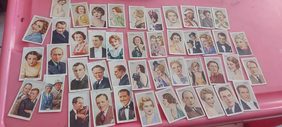 OVER 1000 CIGARETTE CARDS AND ALBUMS AND TWO CIGARETTE CARDS VALUES BOOKS